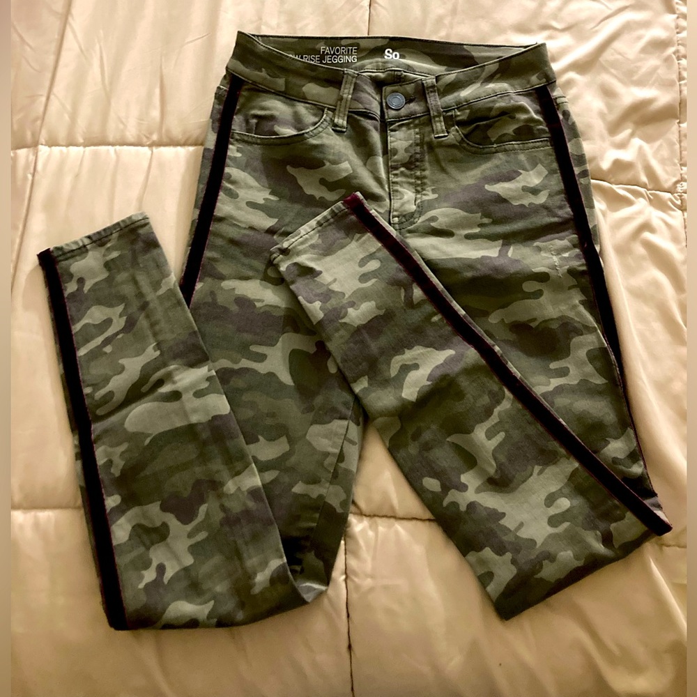 SO Like New Camouflage low rise Jegging/ jeans With burgundy stripe down legs